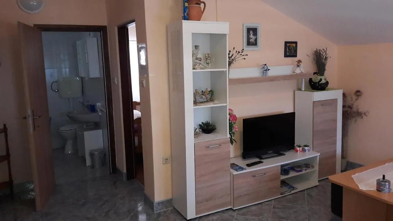Apartment Ana Gornji Karin 0*,